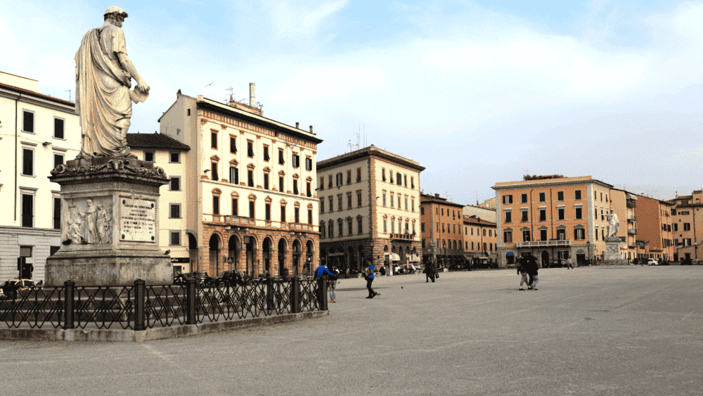 Cortona, uma cidade que inspirou o filme "Sob o Sol da Toscana", oferece uma mistura única de gastronomia e cultura.

Comece o dia com uma visita à Piazza della Repubblica e desfrute de um café da manhã leve em um café local.