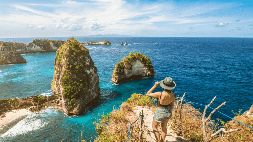 As praias de Bali são conhecidas pela sua beleza e diversidade. Quer esteja à procura de um local calmo para relaxar ou de uma praia animada com desportos aquáticos, Bali tem de tudo. 