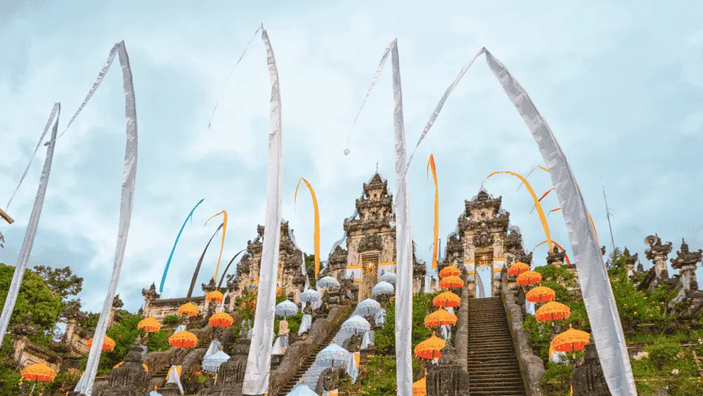 Os festivais e as celebrações culturais de Bali são um ponto alto para muitos viajantes. Estes eventos oferecem uma oportunidade única para testemunhar de perto as tradições e rituais da ilha. 