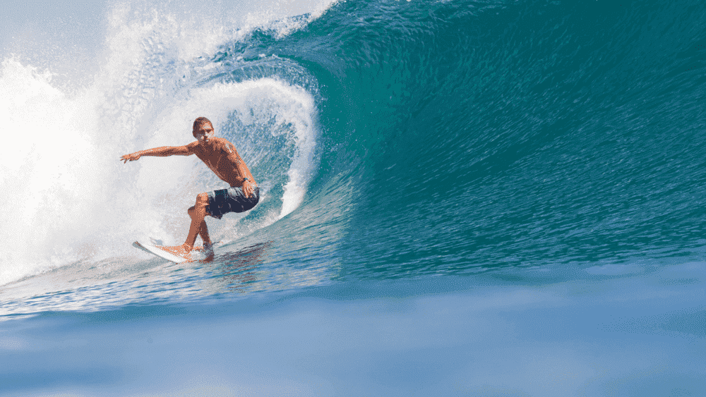 Bali é o paraíso dos surfistas, com ondas adequadas para todos os níveis de experiência. Dessa forma, quer seja um principiante ou um surfista experiente, encontrará o local perfeito para apanhar umas ondas.