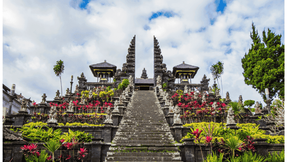 Os templos de Bali não são apenas locais de culto, mas também maravilhas arquitetônicas que oferecem um vislumbre da herança espiritual da ilha.