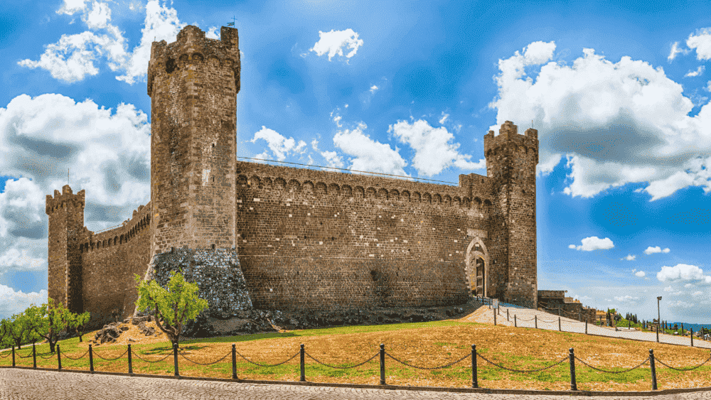 Na Italia, Visite à Fortezza di Montalcino para desfrutar de vistas deslumbrantes sobre as vinhas circundantes.