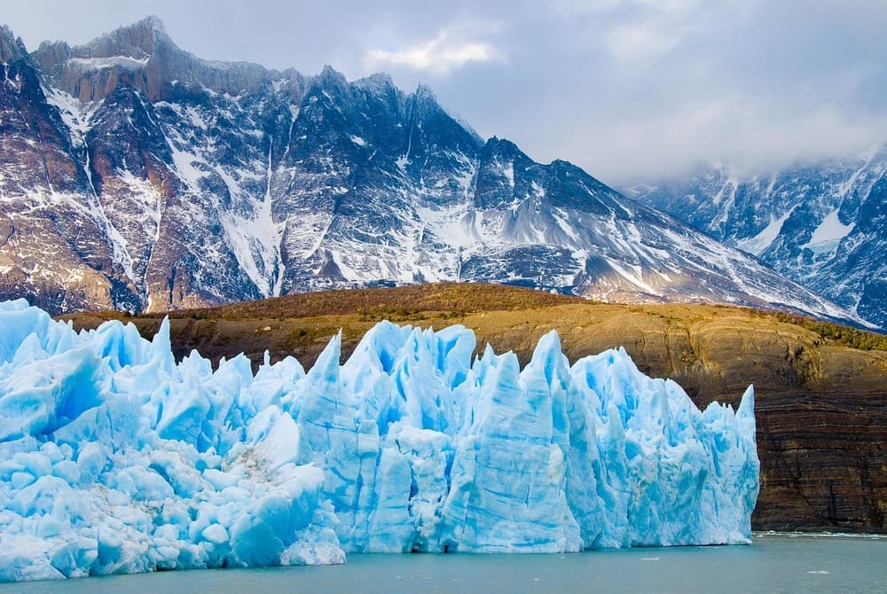 Patagônia, situada ao sul da América do Sul traz opções de belezas exuberantes para admirar no inverno e no verão