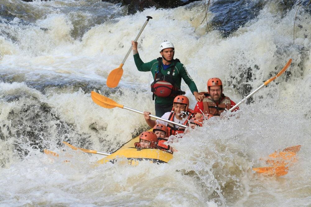 A canoagem é um ótimo  esporte, e são boas aventuras ao ar livre.