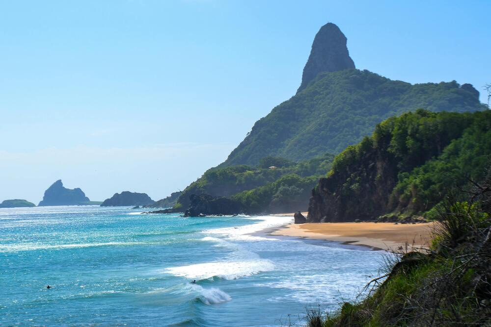 Fernando de Noronha traz belas praias e um convite para admirar a natureza.