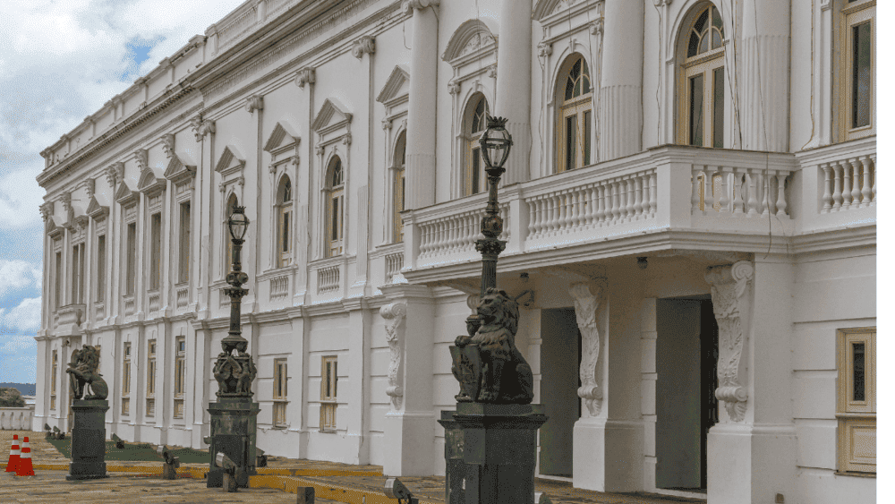 Em São Luiz do Maranhão, o Palácio dos Leões, sede do governo do estado, e casa do governador do Maranhão, é outro marco, onde você pode conhecer a história da cidade. A construção possui três mil metros quadrados de área construída, dividida em três alas: Residencial, administrativa e de visitação.