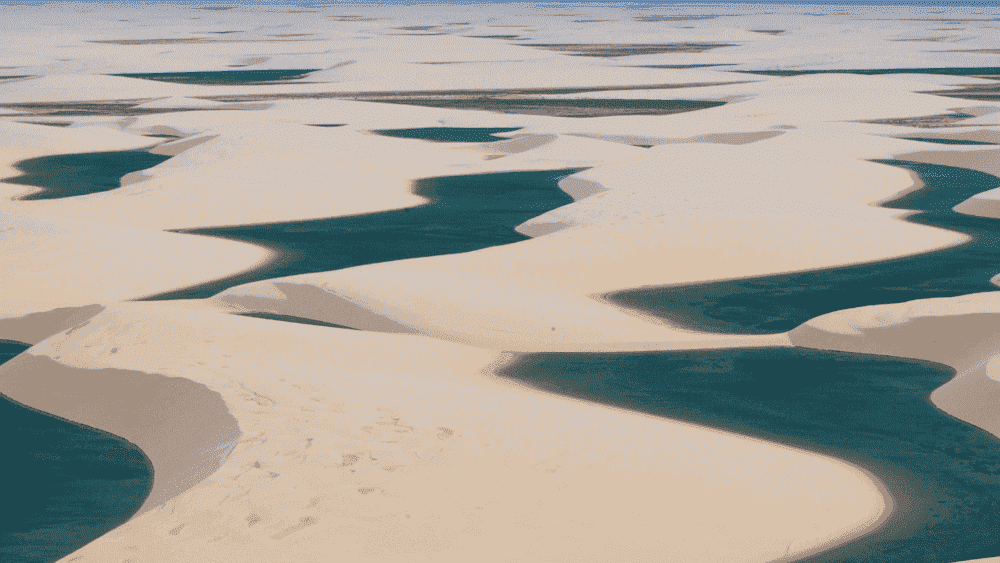 Lençóis Maranhenses: Famosa por suas imensas dunas de areia branca e lagoas cristalinas formadas pela água da chuva. As lagoas variam de tamanho e coloração, oferecendo, assim, um cenário deslumbrante.