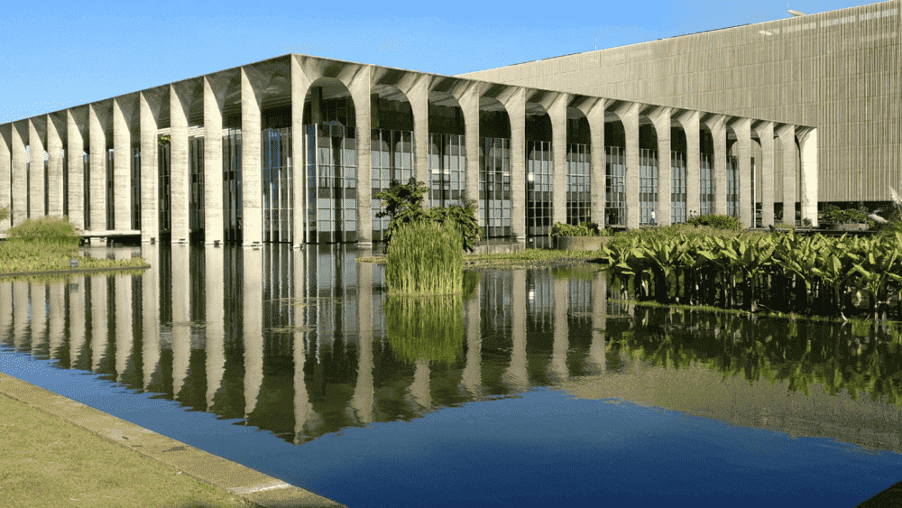 O que Explorar em Brasília: Para os fãs de arquitetura, a Catedral Metropolitana e o Palácio do Itamaraty são visitas obrigatórias.