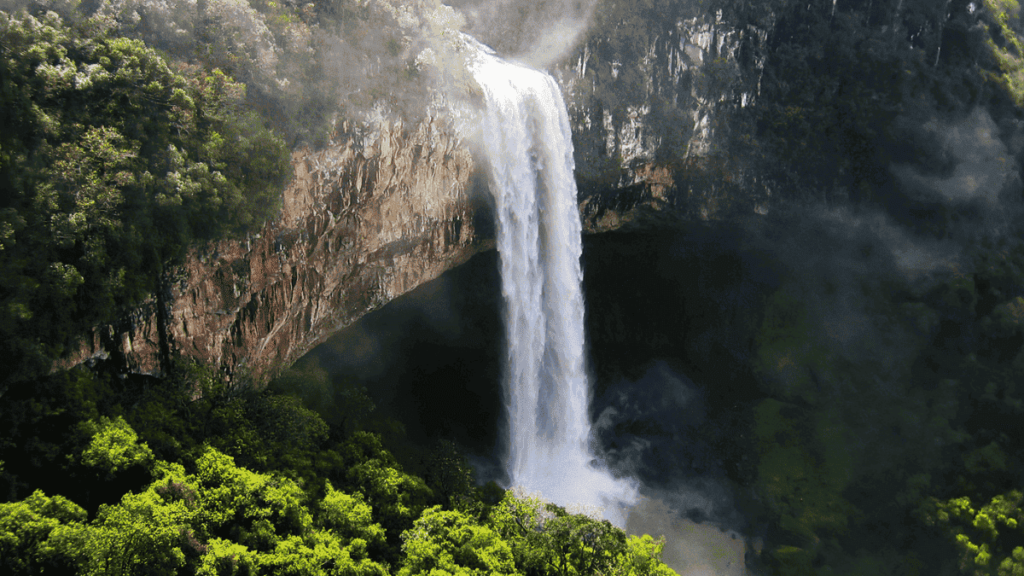 Parque do Caracol. Este parque abriga a Cascata do Caracol, uma impressionante queda d’água com 131 metros de altura.