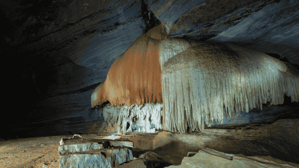 Gruta Lapa Doce: Faça um passeio guiado nessa caverna calcária, famosa por suas formações geológicas como estalactites e estalagmites. O guia explicará a história geológica da Chapada Diamantina, Bahia, tornando a visita ainda mais rica.