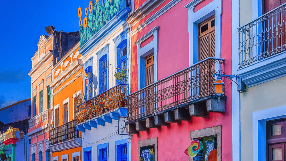 Visitar Olinda, uma cidade vizinha e Patrimônio Mundial da UNESCO. Sinta o ar e a arquitetura dessa cidade apaixonante! Você vai se inspirar, pois as suas ladeiras históricas e casinhas coloridas criam um cenário encantador.