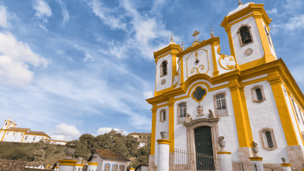 Ouro Preto é um dos destinos mais ricos em história e cultura no Brasil. Fundada no século XVII, no auge do ciclo do ouro, a cidade abriga uma impressionante arquitetura colonial, onde igrejas barrocas, casarões históricos e museus contam a história do Brasil colônia. Ouro Preto é reconhecida como Patrimônio Cultural da Humanidade pela UNESCO, e visitar suas ruas de pedra é como fazer uma viagem ao passado.