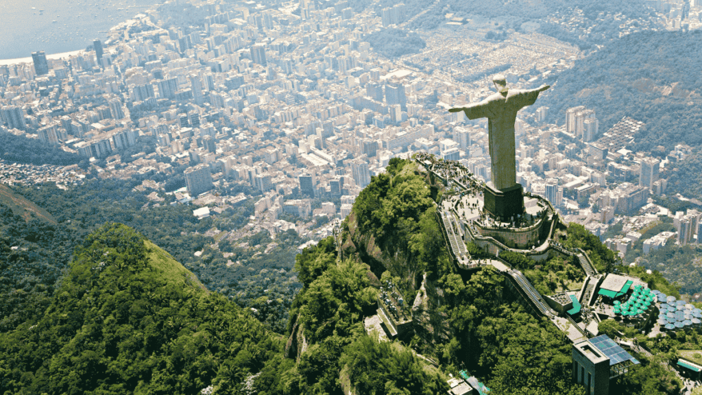 Para chegar ao Cristo Redentor, você pode optar por um passeio de trem pela Floresta da Tijuca, que oferece vistas espetaculares enquanto sobe a montanha. Ao chegar ao topo, você será recompensado com uma vista panorâmica do Rio de Janeiro que é simplesmente de tirar o fôlego. Entretanto, não esqueça de tirar muitas fotos para capturar a memória deste momento inesquecível.