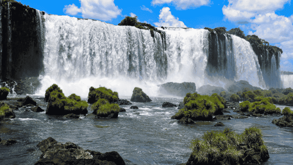 As Cataratas do Iguaçu, no Paraná, são um dos destinos mais impressionantes do Brasil e um dos maiores conjuntos de quedas d'água do mundo. Situadas na fronteira entre Brasil e Argentina, essas cataratas reúnem 275 quedas e proporcionam uma experiência de proximidade única com a natureza, que atrai turistas de todo o mundo.