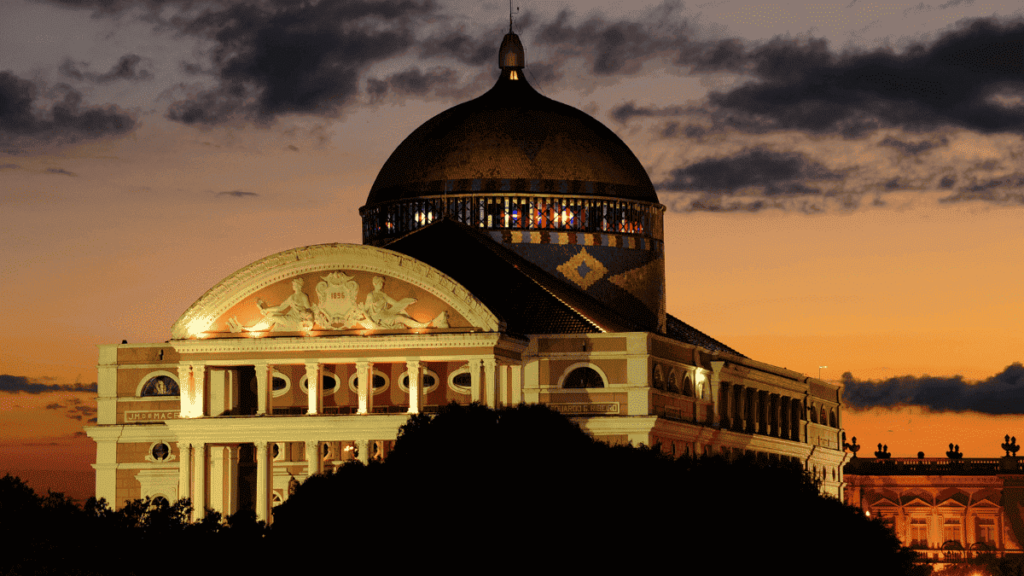 Principais Atrações em Manaus: O Teatro Amazonas é um dos marcos mais icônicos e oferece visitas guiadas, além de apresentações de ópera e balé