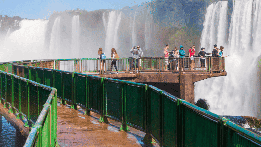 O Circuito Superior é uma trilha elevada que percorre a parte superior das quedas, proporcionando vistas panorâmicas das Cataratas do Iguaçu. É uma trilha relativamente fácil, com cerca de 800 metros de extensão, e é ideal para tirar fotos incríveis de diferentes ângulos.