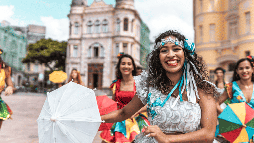 Visitar Recife, em Pernambuco, pode trazer muitas experiências gastronômicas, históricas e culturais, além de ser um lugar com muitas opções de lindas praias para visitar.