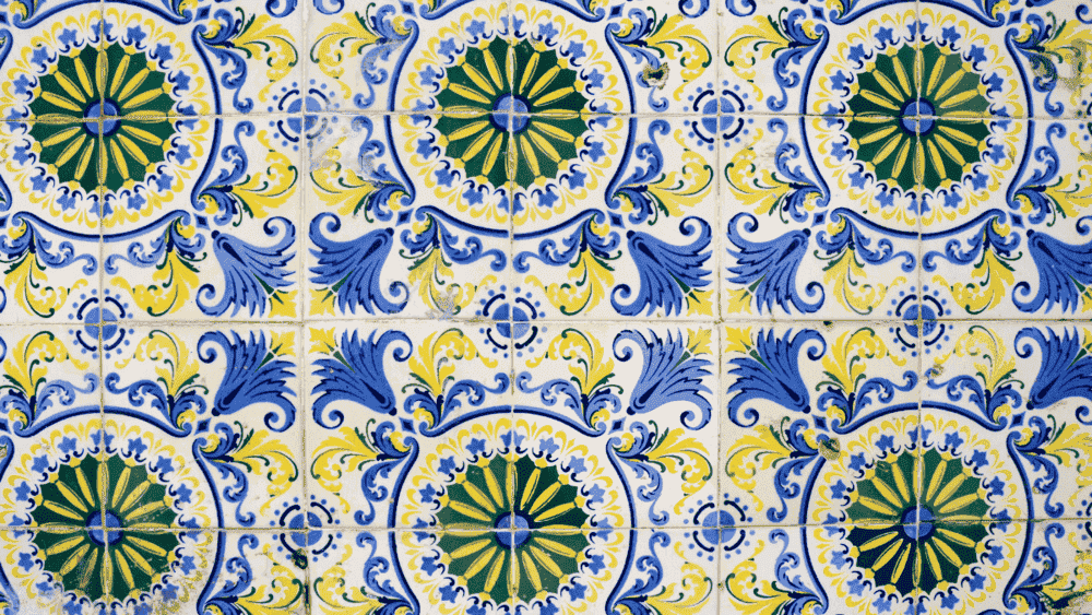  A cidade também é conhecida como: "Cidade dos Azulejos"  em decorrência de sua herança portuguesa. Essa tradição começou no século XVII, quando os colonizadores usaram os azulejos não apenas para embelezar, mas também para contar histórias e refletir a cultura local.