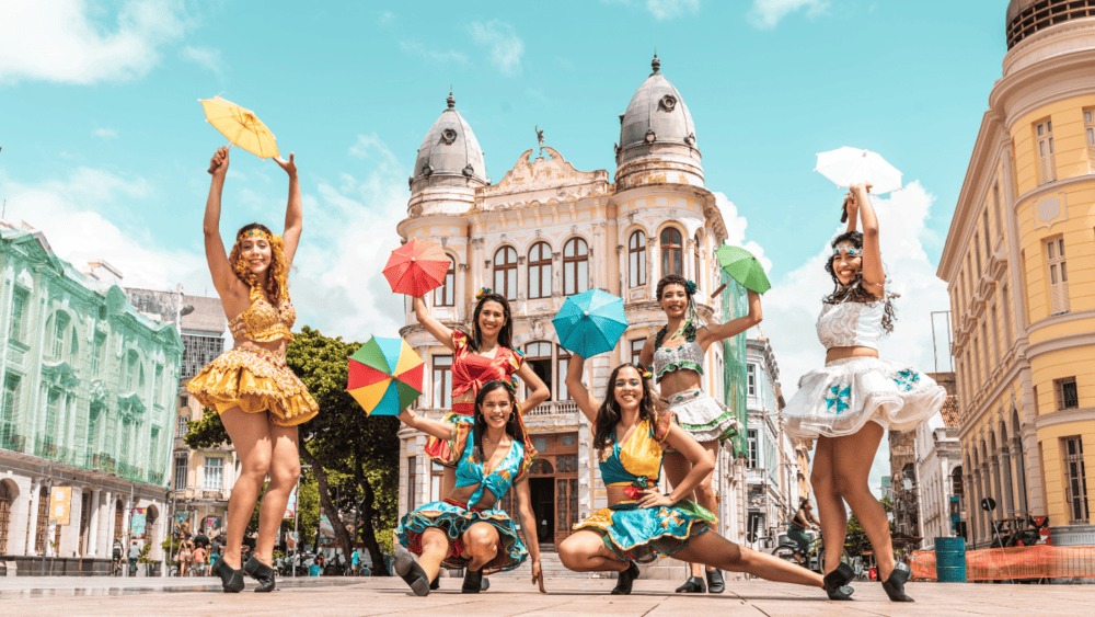 O Paço do Frevo, em Recife, celebra a história do frevo com exposições e oficinas de dança. 