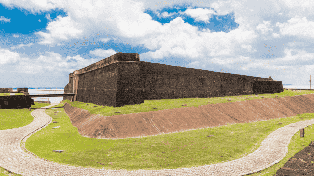 Conquistada pelos portugueses em 1616, a Amazônia teve na cidade de Belém sua primeira construção colonial alicerçada em um forte de madeira e palha, denominado Forte do Presépio, de onde partiram as primeiras ruas e demais construções do núcleo inicial da cidade, situado á margem direita da foz do rio Guamá com a baía do Guajará.