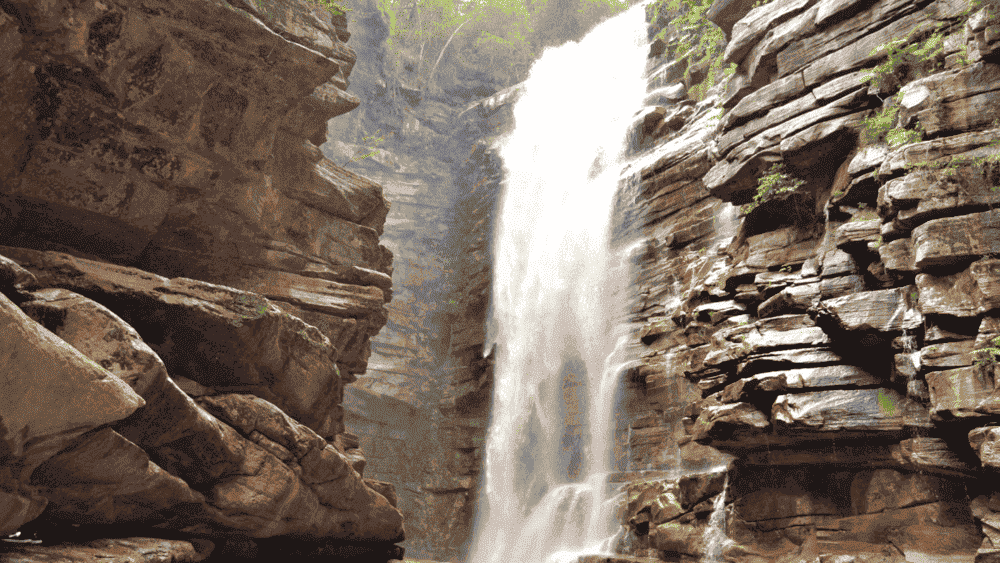 A Cachoeira do Mosquito e o Morro do Pai Inácio. Esses locais oferecem vistas espetaculares e a possibilidade de ter contato direto com a natureza da Chapada Diamantina, Bahia.