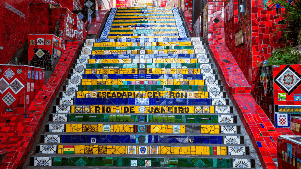  O Museu do Amanhã, no Rio de Janeiro, com sua arquitetura futurista, e a Escadaria Selarón, um mosaico colorido de azulejos, são paradas essenciais.