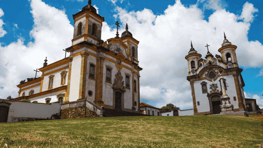 Quando for visitar Minas Gerais, não deixe de conhecer a cidade de  Mariana, a primeira capital de Minas Gerais. A cidade é repleta de charme e história! Conheça a Catedral Basílica da Sé, um marco imponente da cidade. E também visite  a Igreja de São Pedro dos Clérigos, que tem um altar barroco incrível.