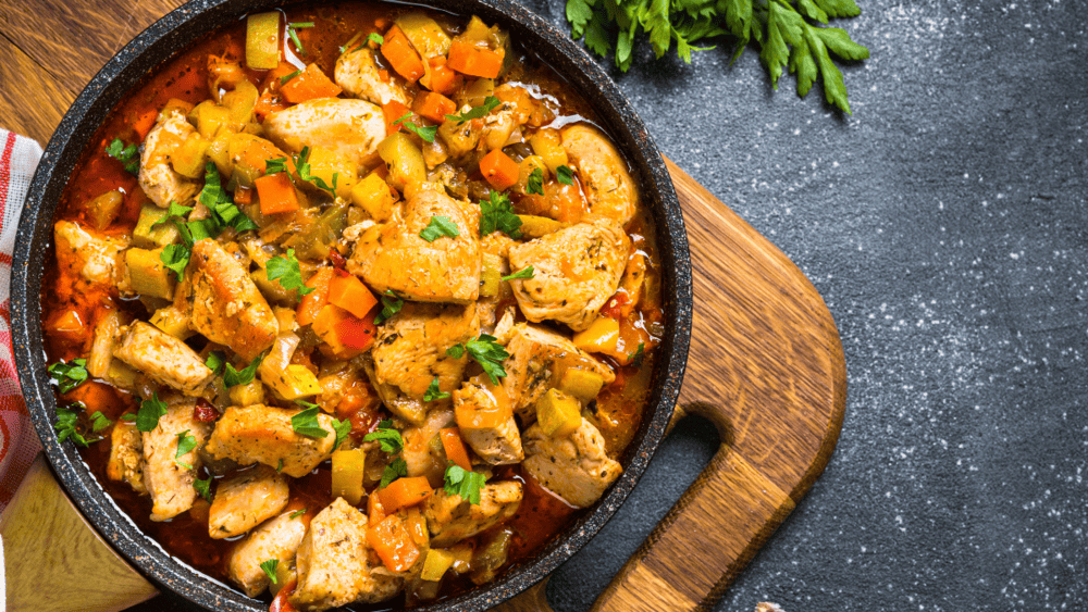 A moqueca de peixe faz parte da culinária pernambucana.