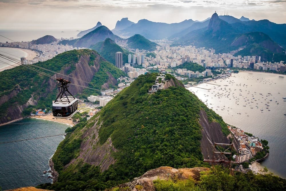 Viajar para o Rio de Janeiro é uma experiência única que desperta a curiosidade e encanta os corações de milhões ao redor do mundo. Com suas vistas deslumbrantes, cultura vibrante e praias icônicas, a "Cidade Maravilhosa" é um destino obrigatório para quem busca aventura, relaxamento e descoberta cultural.