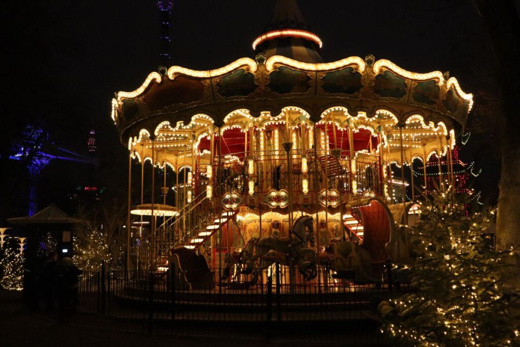 Poucas atrações nacionais são tão encantadoras na época de final de ano quanto o Natal Luz Gramado. A cidade gaúcha, turística por natureza, também oferece uma experiência completa para quem quer viver este feriado especial de forma mágica. E hoje vamos trazer um guia completo para você que quer conferir o maior espetáculo natalino do Brasil.