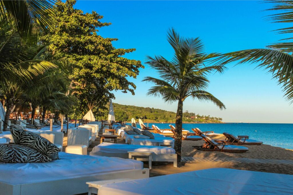 Se você pretende fazer uma viagem inesquecível, seja em família, em casal ou até mesmo sozinho, vale a pena conhecer os melhores resorts cinco estrelas de Natal. Eles oferecem experiências completas, que vão desde acomodações sofisticadas até serviços exclusivos de bem-estar, gastronomia refinada e atividades diferenciadas.