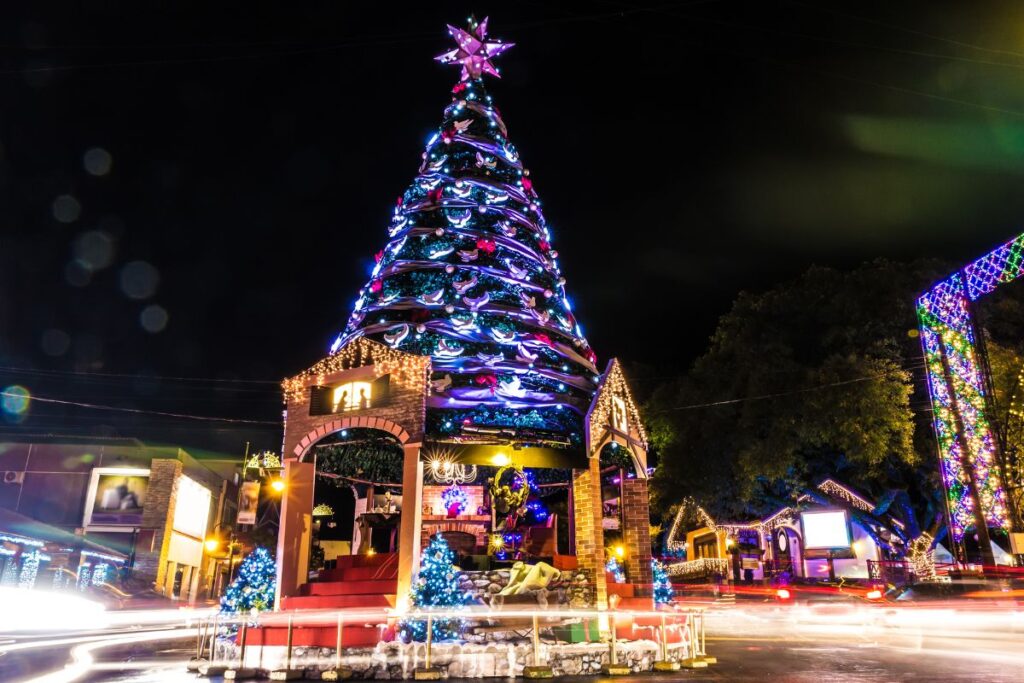 Poucas atrações nacionais são tão encantadoras na época de final de ano quanto o Natal Luz Gramado. A cidade gaúcha, turística por natureza, também oferece uma experiência completa para quem quer viver este feriado especial de forma mágica. E hoje vamos trazer um guia completo para você que quer conferir o maior espetáculo natalino do Brasil.
