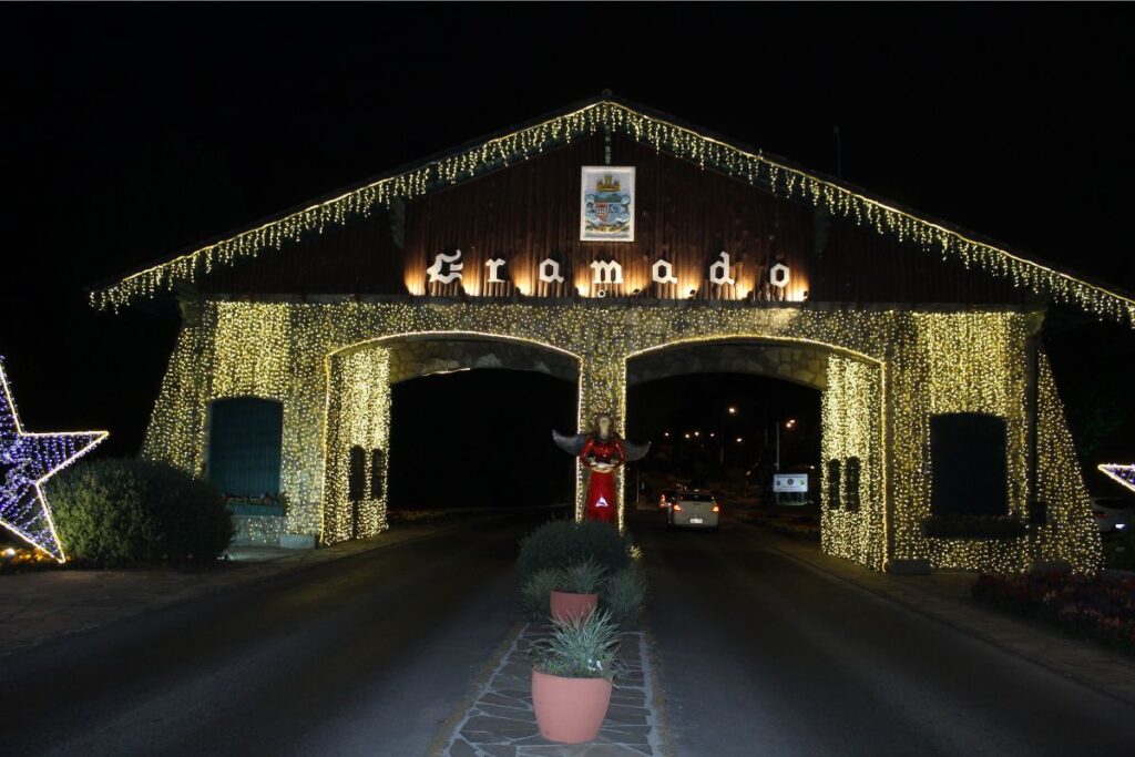 Poucas atrações nacionais são tão encantadoras na época de final de ano quanto o Natal Luz Gramado. A cidade gaúcha, turística por natureza, também oferece uma experiência completa para quem quer viver este feriado especial de forma mágica. E hoje vamos trazer um guia completo para você que quer conferir o maior espetáculo natalino do Brasil.