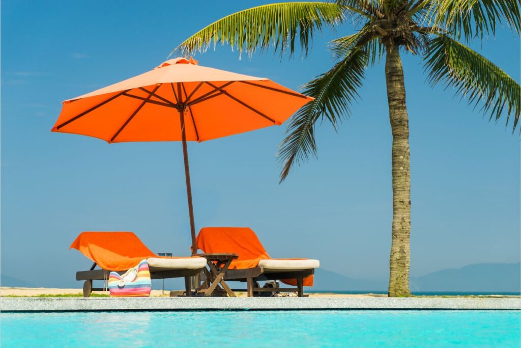 Natal, a capital do Rio Grande do Norte, é um destino que conquista viajantes do Brasil inteiro com sua combinação única de praias paradisíacas, dunas imponentes, gastronomia saborosa e um clima quente praticamente o ano todo. Mas além das suas belezas naturais, a cidade também se destaca quando o assunto é hospedagem de alto padrão, abrigando alguns dos resorts mais luxuosos do Nordeste.