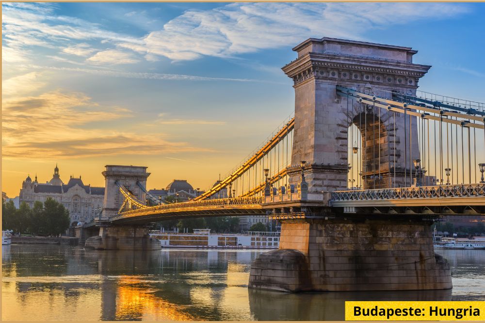 Budapeste é frequentemente citada como uma das cidades europeias com melhor relação custo-benefício. Além de ser lindíssima, com arquitetura monumental, a capital húngara mantém preços acessíveis tanto na hospedagem quanto na alimentação. 