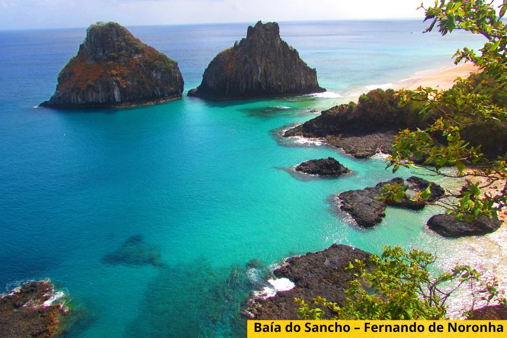 Frequentemente eleita uma das praias paradisíacas mais lindas do mundo, a Baía do Sancho é um espetáculo de natureza. Em janeiro, a água costuma estar ainda mais cristalina, favorecendo mergulhos e observação de vida marinha, como, por exemplo:  tartarugas e raias.