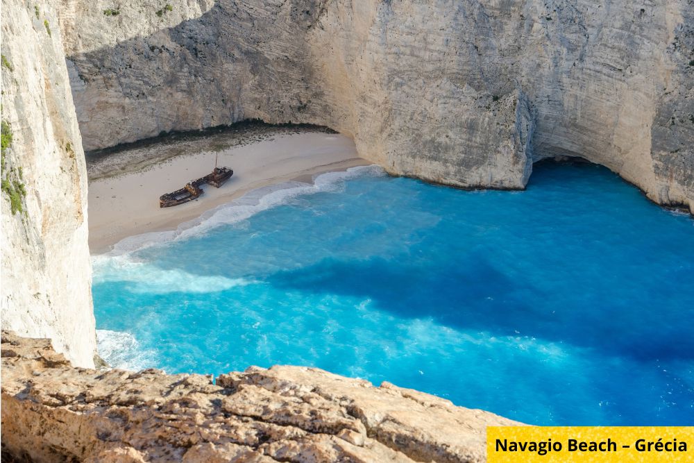 Mesmo no inverno europeu, a região de Zakynthos oferece dias de sol e temperaturas mais amenas. Isso torna janeiro um mês ideal para quem quer fugir da alta temporada. Navagio Beach, famosa pelos penhascos que cercam a faixa de areia e pelo navio naufragado, possui águas azuis e cenários de filme. Também é um destino perfeito para fotos, contemplação e passeios de barco.