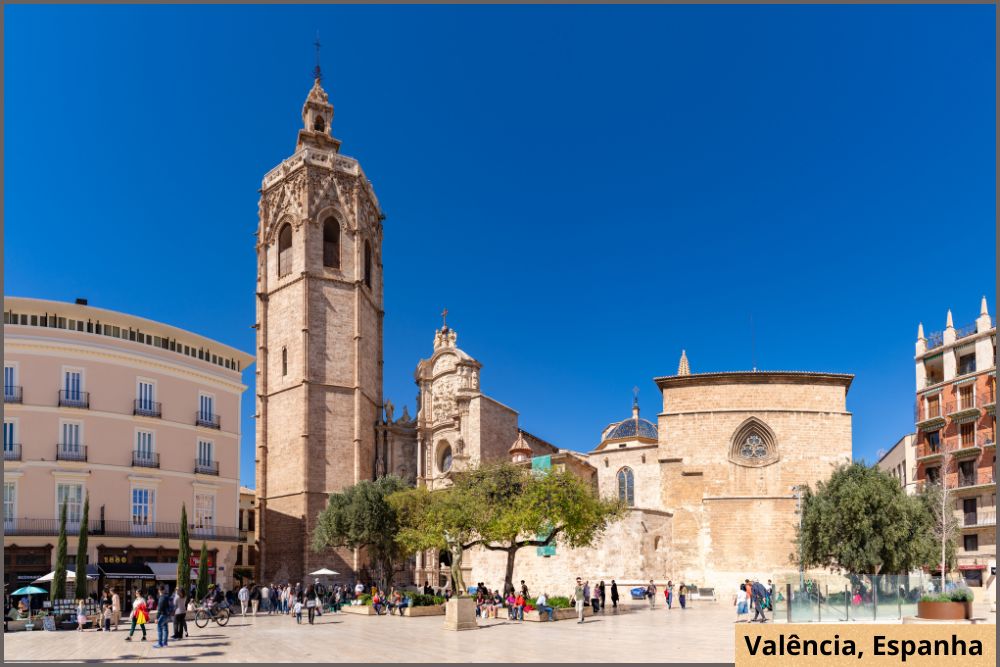 Para quem busca um destino europeu mais ensolarado e relativamente barato, Valência é a solução. A cidade combina praias, gastronomia excepcional, arquitetura moderna e tradições fortes. E tudo isso com preços mais baixos em comparação a Barcelona e Madrid. 