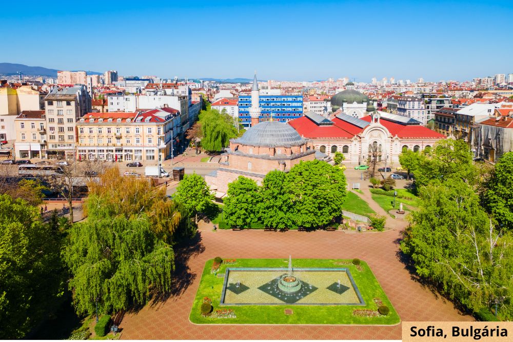 Sofia é rica em sítios arqueológicos, igrejas ortodoxas e museus. A Catedral Aleksandar Nevski é um dos cartões-postais mais belos do continente. Para quem gosta de neve, o Monte Vitosha, próximo à cidade, permite pequenas aventuras na montanha.