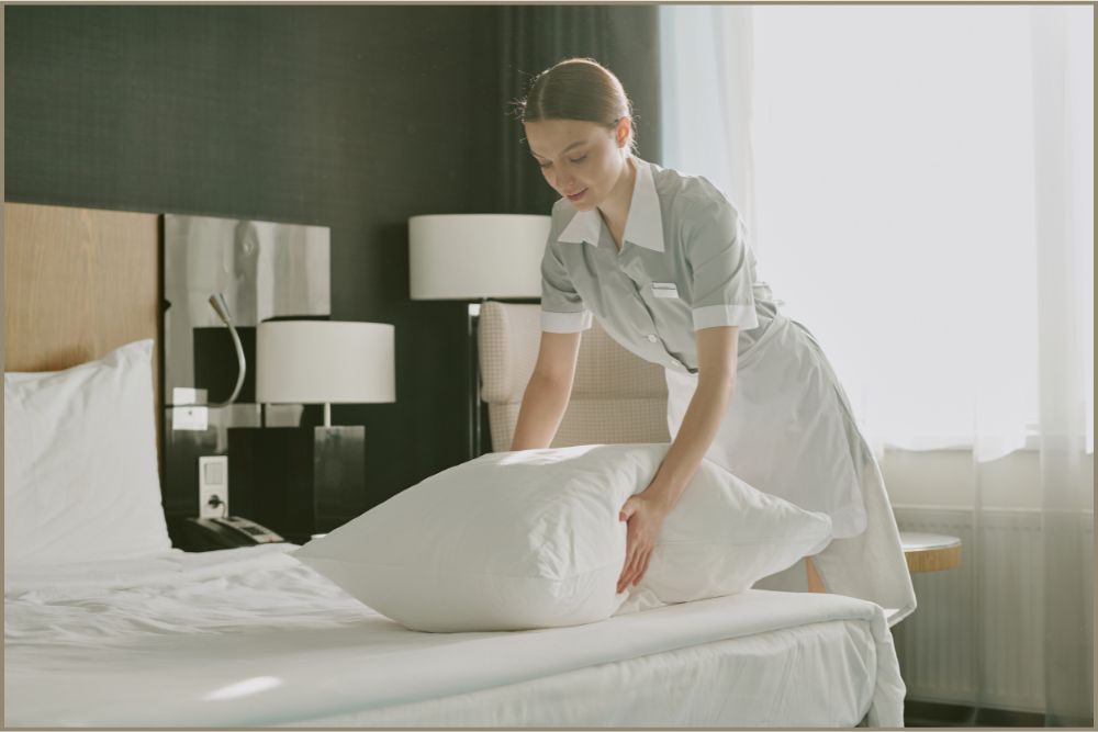 Nem sempre a melhor tarifa está nos sites. Muitas pousadas e hotéis independentes oferecem descontos quando o contato é direto, pois assim evitam pagar comissão às plataformas. Dessa forma, você pode negociar através de ligação telefônica, WhatsApp ou e-mail. Em destinos menores ou familiares, essa estratégia costuma funcionar muito bem.