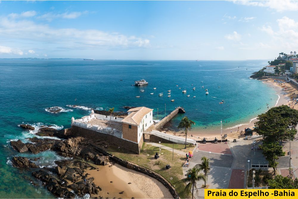 A Bahia também guarda seus encantos. Na parte sul do estado está a Praia do Espelho, localizada entre Trancoso e Caraíva, conhecida ainda como Curuípe. Essa praia faz jus ao nome: na maré baixa, o mar parece um grande espelho, refletindo o céu em tons de azul. Em janeiro, as piscinas naturais ficam mais translúcidas e quentinhas.