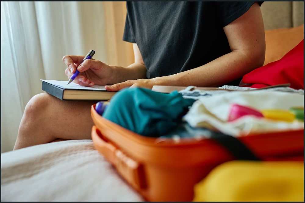 Divida mentalmente a sua mala em duas zonas, de calor e frio. Assim, se metade do destino tiver em uma temperatura diferente, você estará com a logística preparada.