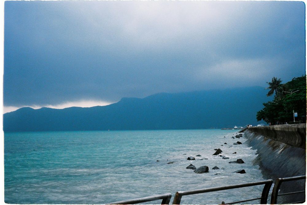 A Lavagem do Bonfim, que acontece em Salvador, marca oficialmente as “festas de largo” da capital baiana. Realizada na segunda quinta-feira de janeiro, ela mistura fé, cultura e música, com milhões de pessoas.

Dessa forma, é possível acompanhar o cortejo das baianas que lavam as escadarias da Basílica do Senhor do Bonfim. Esse é um evento profundamente simbólico, que representa o sincretismo religioso e a história cultural da Bahia. Além da cerimônia, a festa se prolonga com música, comidas típicas e manifestações populares.