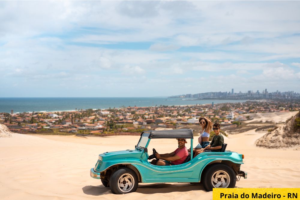 A Praia do Madeiro é uma das mais bonitas da região de Pipa. Protegida por falésias avermelhadas e vegetação tropical, oferece um mar calmo e quentinho em janeiro.

Com sorte, é possível nadar ao lado de golfinhos, que costumam frequentar a área.