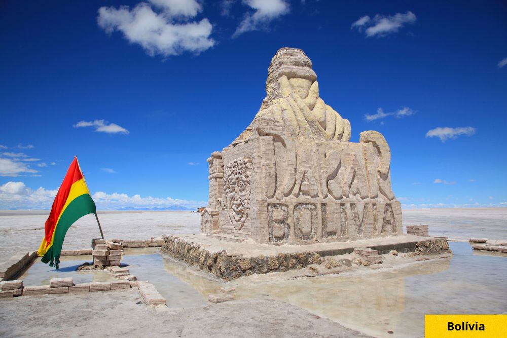  A Bolívia tem uma rica experiência cultural e turística para oferecer. O país latino se destaca por paisagens únicas e vários pontos de visitação, inclusive com opções de alto padrão. E tudo isso por um preço bastante acessível, já que 1 boliviano equivale a aproximadamente 80 centavos de real. Portanto, planejar a sua ida para lá em 2026 pode ser uma das melhores opções para passear e economizar muito.