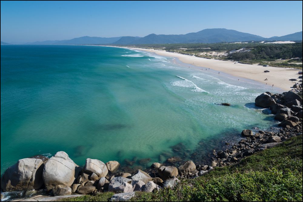 Está planejando pegar férias? Saiba que viajar no Brasil em fevereiro é uma ótima opção para você aproveitar o verão, curtir belas praias, ou até mesmo aproveitar o Carnaval. Uma vez que nosso país oferece opções para todos os estilos de viagem, desde lugares animados, até destinos com as mais lindas praias!