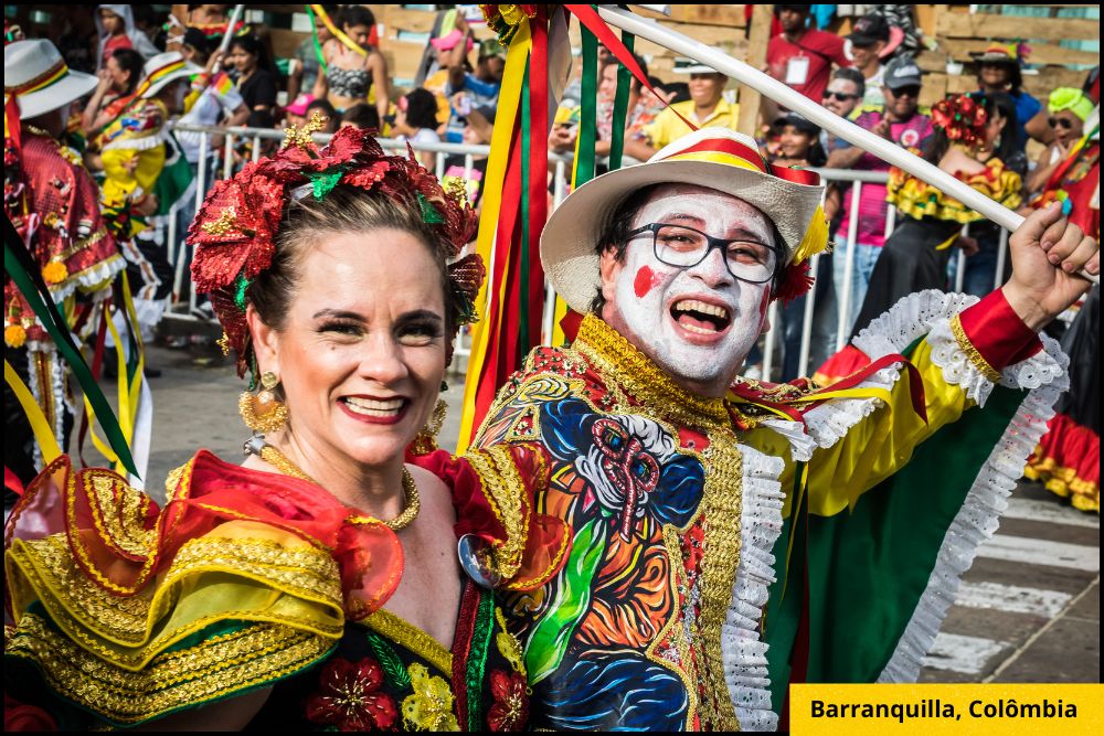 O carnaval de Barranquilla é uma festa extremamente alegre e popular. Mas, esteja preparado para brincadeiras típicas, como o uso de espuma e maisena, que fazem parte da diversão nas ruas.
