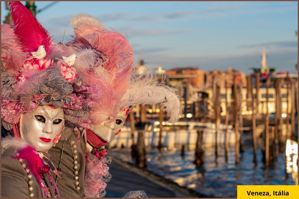 O Carnaval de Veneza atrai visistantes de todos os lados do mundo.  Mas o que torna o Carnaval de Veneza único? Confira alguns motivos:

 -Máscaras e fantasias: O carnaval de Veneza é mundialmente conhecido pelo uso de máscaras e fantasias sofisticadas, que vão desde meias-máscaras clássicas até verdadeiras obras de arte feitas à mão.