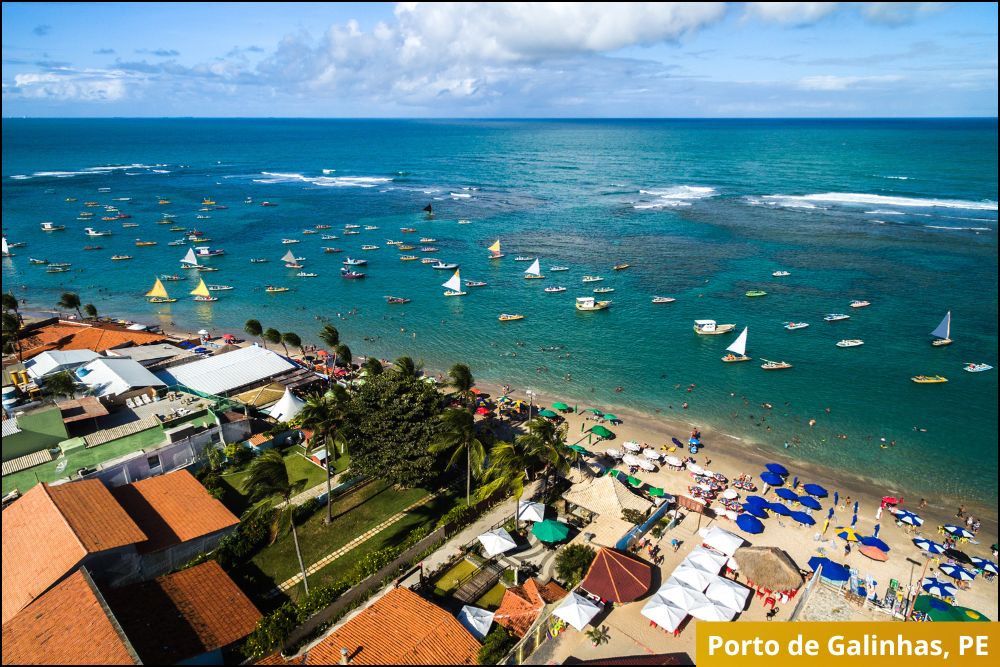 Caso  você planeja viajar para Porto de Galinhas em fevereiro, vai pegar o final da estação seca, que vai de setembro a fevereiro. Isso significa dias mais ensolarados e menos chances de chuva, perfeitos para aproveitar as praias, passeios de jangada e o pôr do sol no Pontal de Maracaípe. Já o período de chuvas em Pernambuco ocorre entre abril e julho.  Sendo assim, fevereiro é realmente um dos melhores meses para visitar a região.