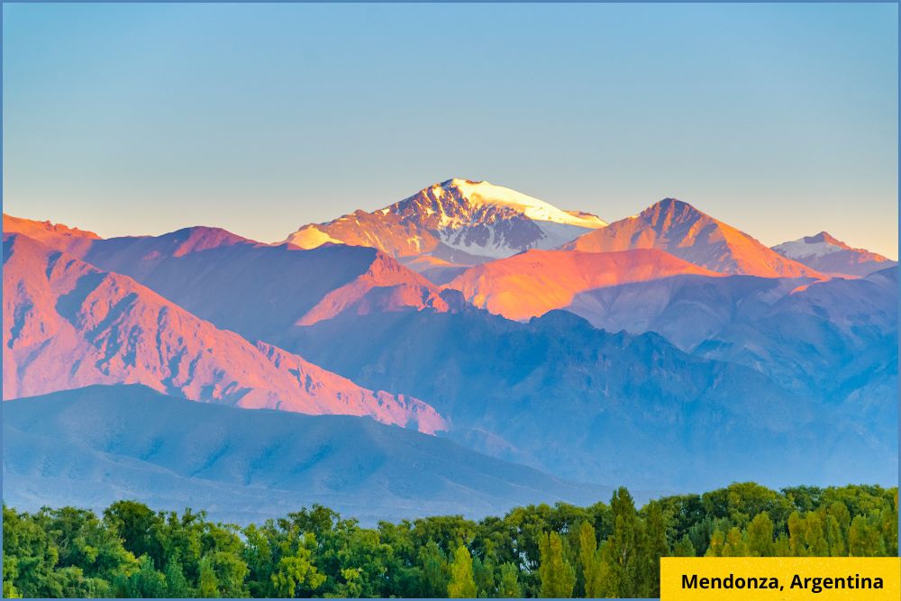 Outra excelente opção de destino calmo para fugir da folia carnavalesca do Brasil é Mendoza, na Argentina. Conhecida pelo enoturismo, pelas paisagens deslumbrantes da Cordilheira dos Andes e por atividades relaxantes — como piqueniques ao ar livre e passeios a cavalo —, Mendoza é perfeita para quem busca tranquilidade durante o Carnaval.